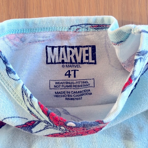 Marvel, 2-sets of Spider pajamas, size 4T, but it runs smaller - Picture 7 of 14